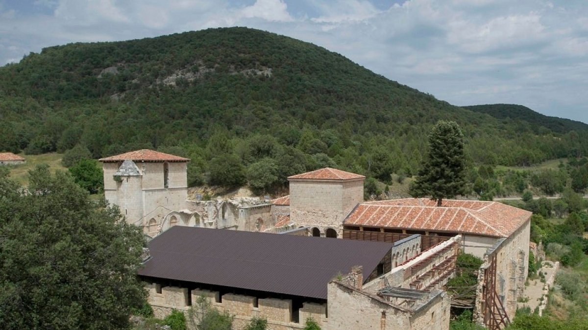 Monasterio de San Pedro de Arlanza, en ruinas desde que perdió su poder y recursos por la desamortización de Mendizábal. Es considerado la cuna de Castilla por su vinculación con el ‘buen conde’ Fernán González. / I. L. MURILLO