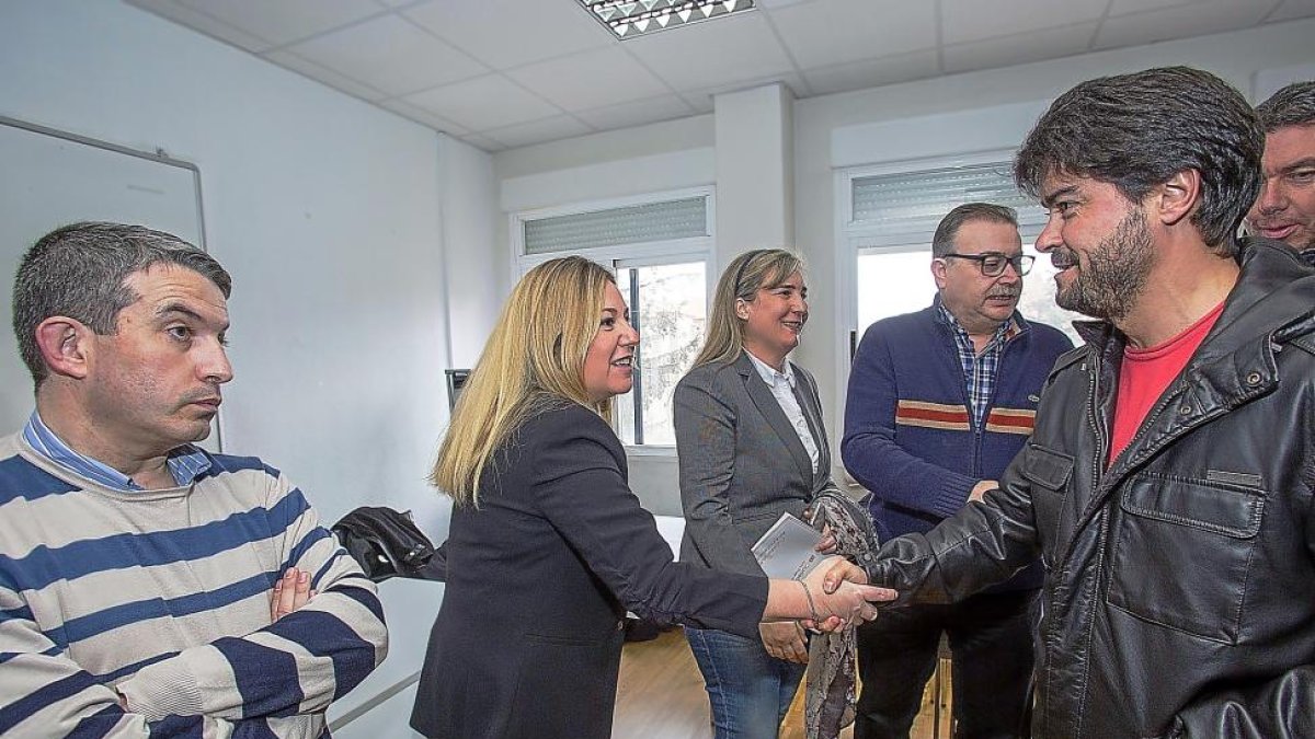La procuradora de Ciudadanos Belén Rosado saluda al presidente del comité de empresa de Nissan, Rubén Zazo.-ICAL