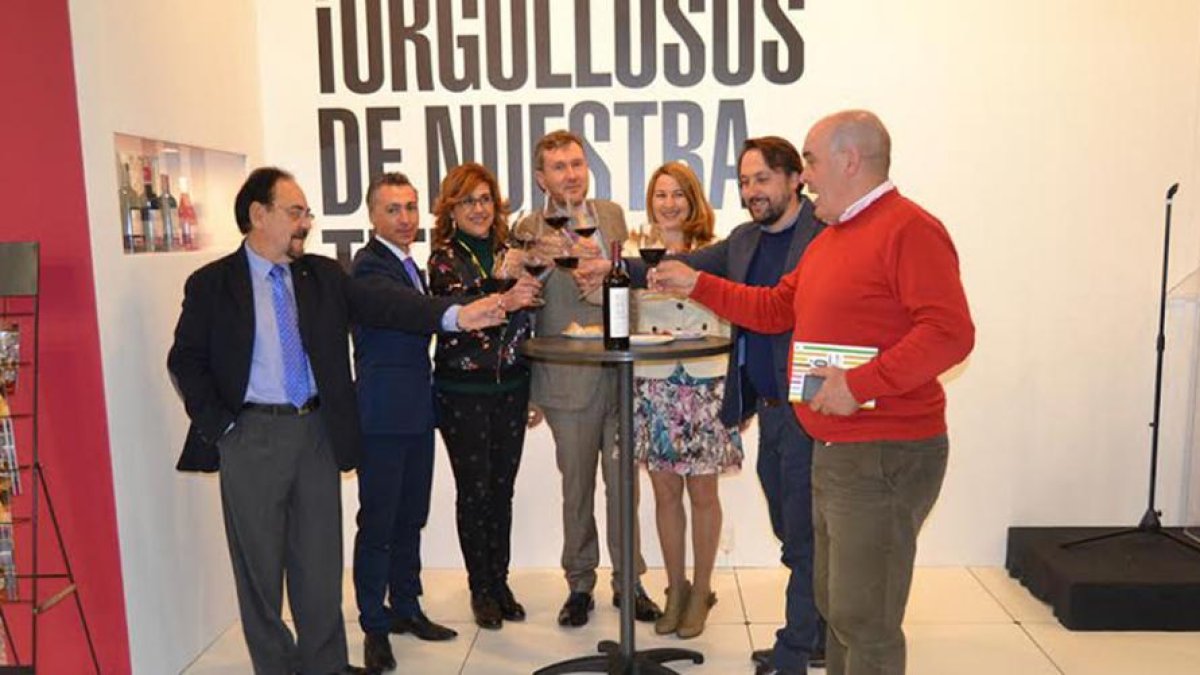 Lacalle (centro ) y Guerra (izq) brindaron en el stand de Aranda con la alcaldesa arandina y otras autoridades que se acercaron a promocionar el enoturismo.-ECB