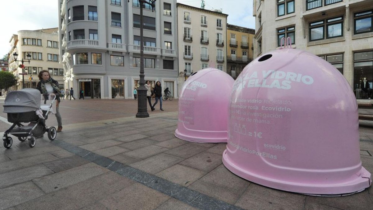 Dos contenedores se han instalado en la Plaza Santo Domingo y dos más en la Plaza Santiago.-ISRAEL L. MURILLO