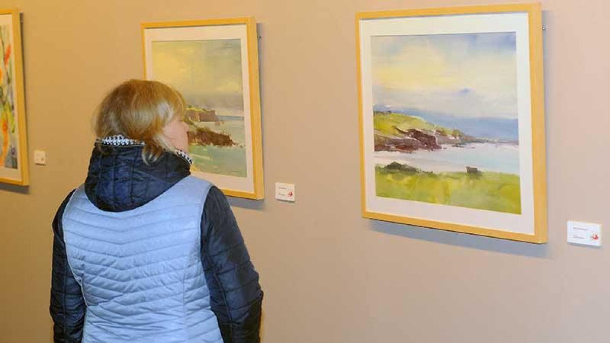La muestra brinda un abanico de estilos y temáticas como estas vistas de la costa irlandesa firmadas por Maite Unzurrunzaga.-Israel L. Murillo