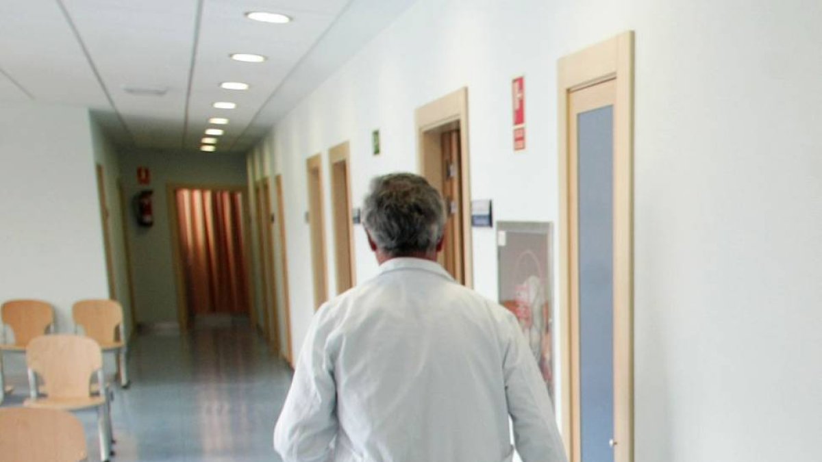 El número de médicos cercano a la jubilación es el más alto de los seis grupos de edad en los que se divide.-RAÚL G. OCHOA