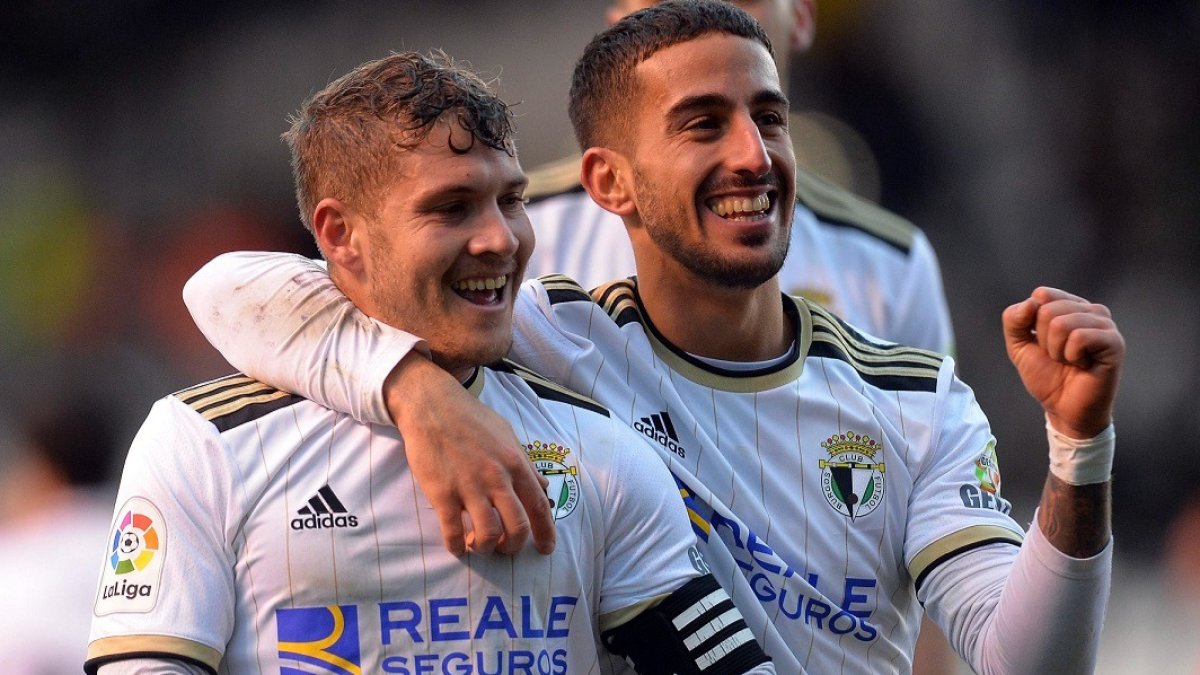 Juanma y Ernesto celebran un gol. RICARDO ORDÓÑEZ