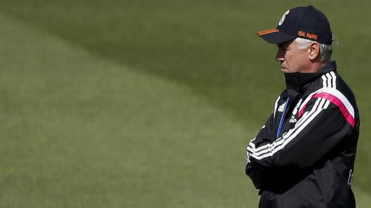 Carlo Ancelotti, durante el entrenamiento del Real Madrid previo al partido ante el Almería.-Foto: EFE / JAVIER LIZÓN