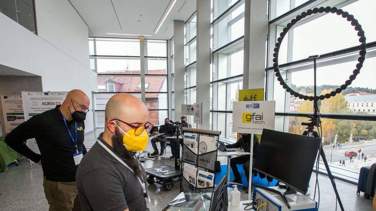 Pablo Ayoza, de GFiTech en Burgos, manipula en la Feria de DIHBU uno de los sensores de medición en ruido en 2D y 3D. TOMÁS ALONSO