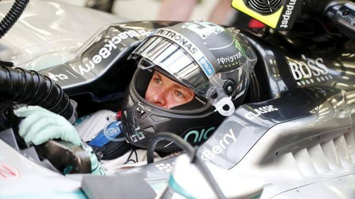 Rosberg, montado en su monoplaza durante los ensayos de este viernes en Bahréin.-Foto: ACTION IMAGES / HOCH ZWEI