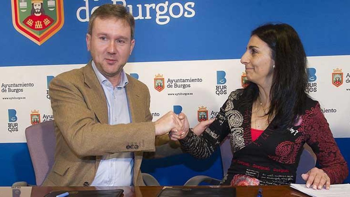 El alcalde, Javier Lacalle, estrechaba la mano de Gloria Bañeres, de Ciudadanos, el pasado 5 de enero.-ISRAEL L. MURILLO