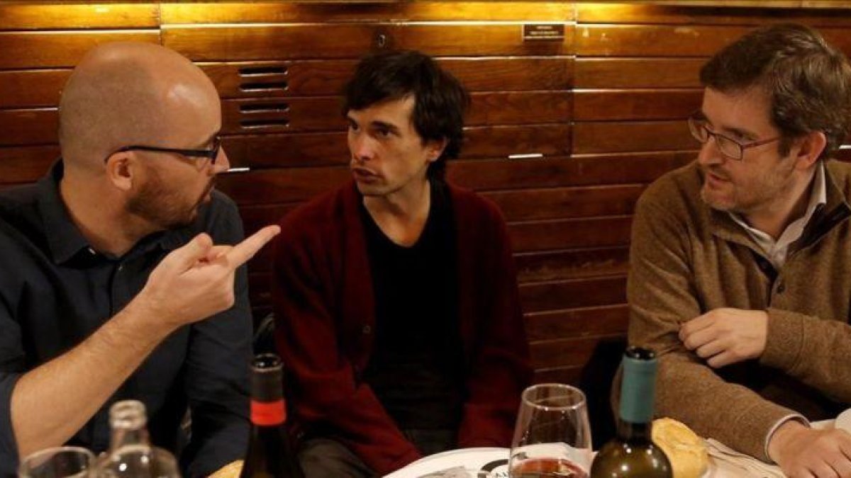 Nacho Álvarez (Podemos), a la izquierda, conversa con Ignacio Urquizu (PSOE), a la derecha, en presencia del Profesor de Filosofía del Derecho Borja Barragué (en el centro).-JOSE LUIS ROCA