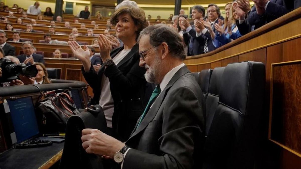 El presidente del Gobierno, Mariano Rajoy, en el pleno de debate la moción de censura encabezada por Pedro Sánchez.-JOSÉ LUIS ROCA
