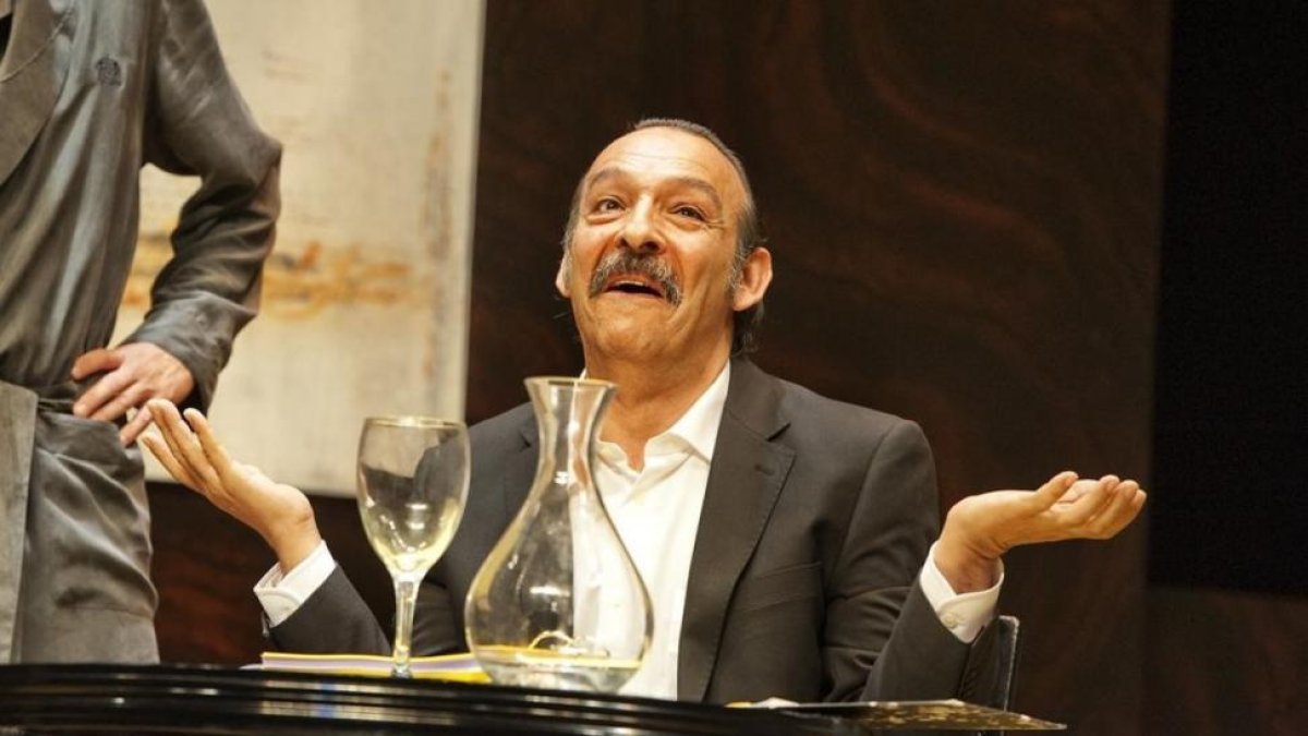 Santi Ibáñez, en la obra teatral 'El sopar dels idiotes', en el 2011.-FERRAN SENDRA