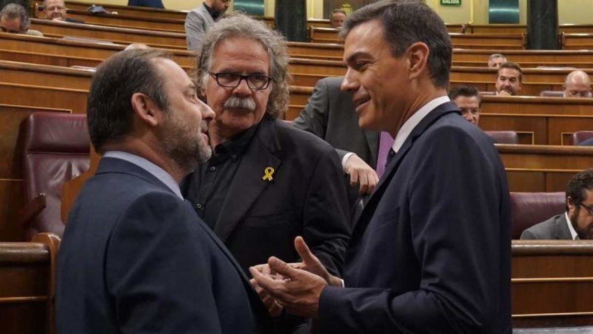 El presidente del Gobierno, Pedro Sánchez, junto al ministro de Fomento, José Luís Ábalos, y el portavoz de ERC, Joan Tardà, en el Congreso.-JOSE LUIS ROCA