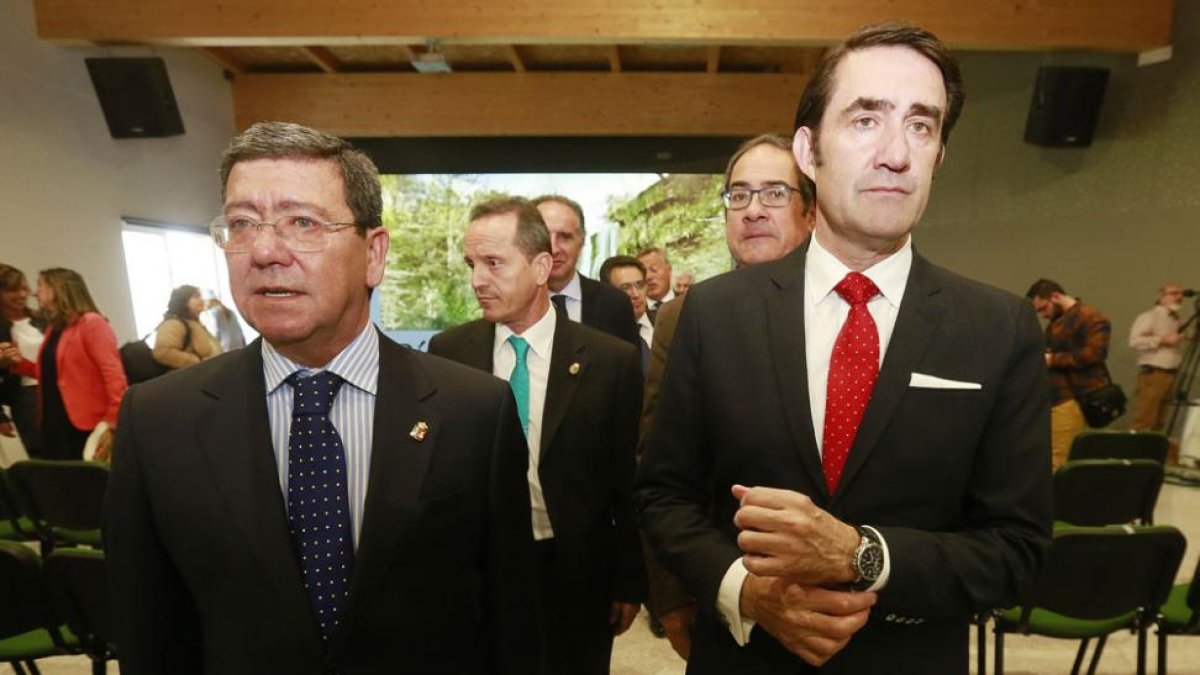 El pasado mes de septiembre, César Rico solicitó al consejero de Fomento la consolidación de la banda ancha.-RAÚL G. OCHOA