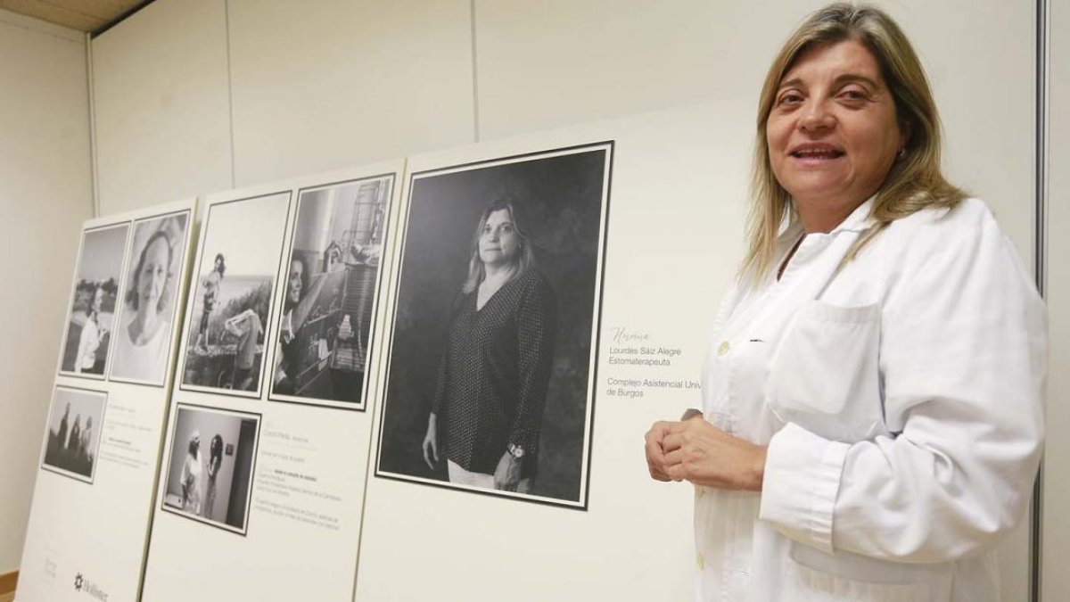 La enfermera especializada en estomas, Lourdes Sáiz, forma parte de la muestra de 14 historias de superación.-RAÚL G. OCHOA