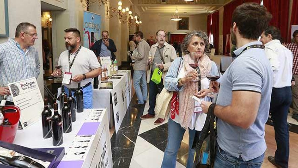 El Teatro Principal abrió sus puertas para acoger las degustaciones de vino en su vestíbulo.-RAÚL OCHOA