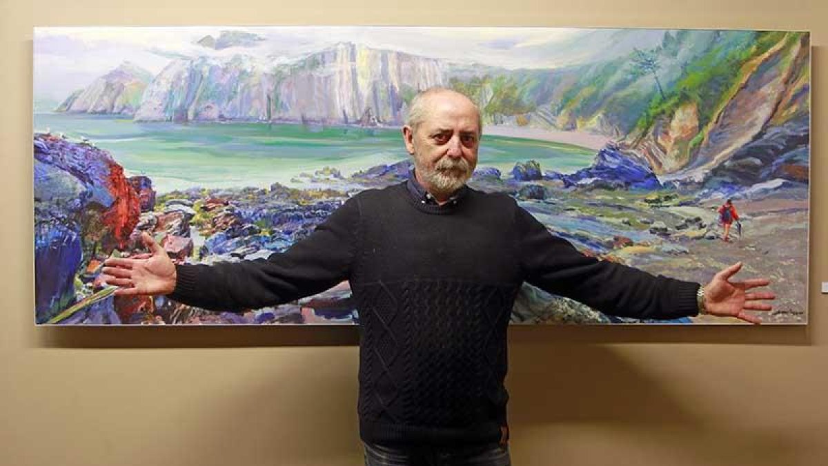 Antonio Basavilbaso García, junto a una de las pinturas de playas que ocupan el Arco de Santa María.-Raúl Ochoa