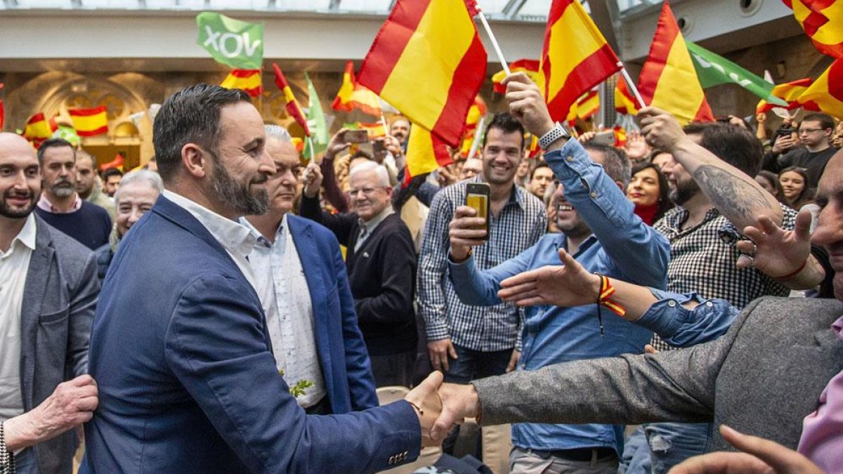 Santiago Abascal saluda a algunos simpatizantes antes de comenzar el mitin.-SANTI OTERO