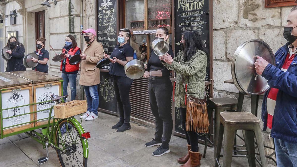 Los hosteleros protestaron ayer a las puertas de sus establecimientos. ISRAEL L. MURILLO