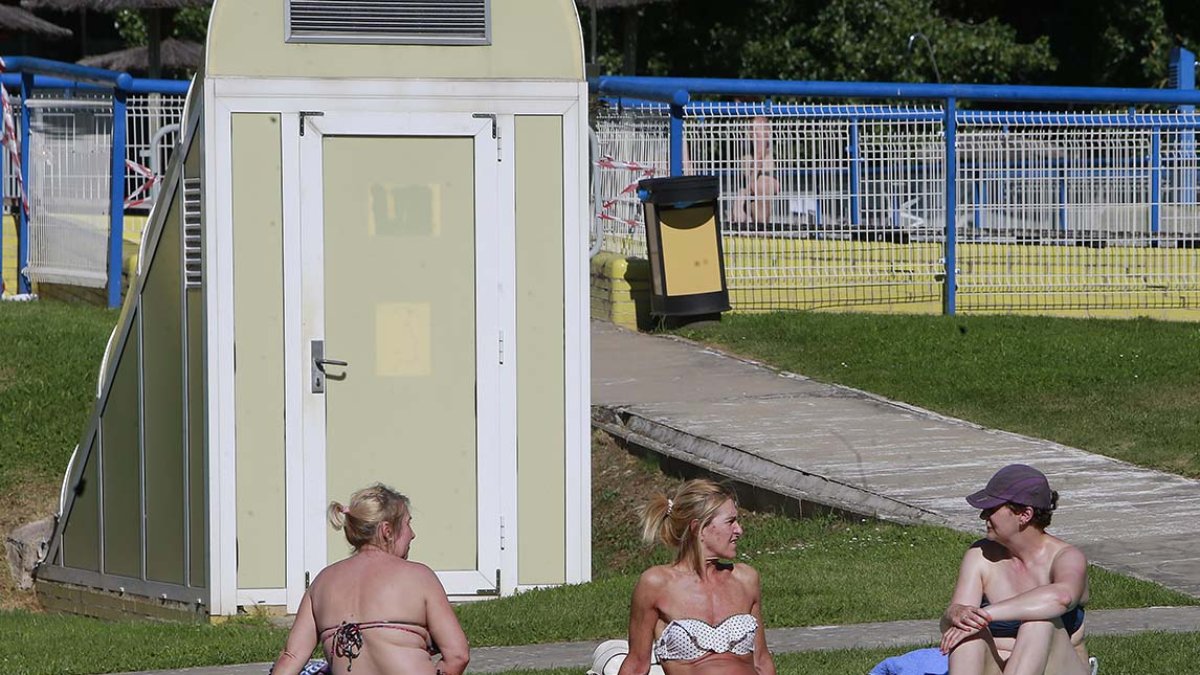 Un grupo de mujeres disfruta de las piscinas el pasado lunes. RAÚL G. OCHOA