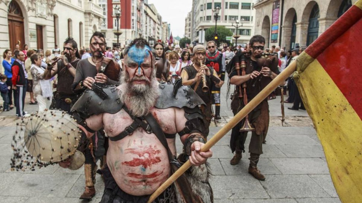 Las calles acogieron a diferentes personajes medievales-SANTI OTERO