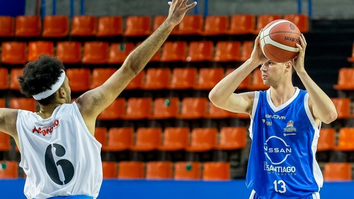 Álvaro Martínez busca línea de pase en el encuentro disputado por el Nissan De Santiago en la tarde de ayer en El Plantío. SANTI OTERO