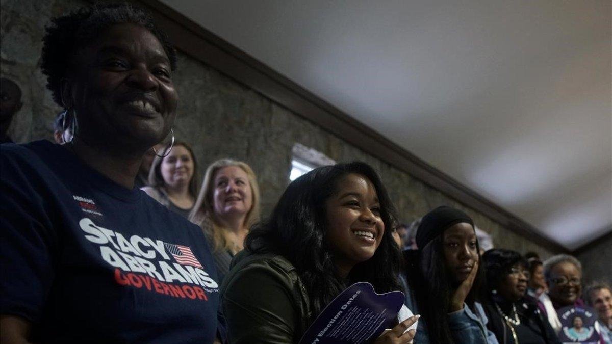 Simpatizantes de Stacey Abrams escuchan el discurso de la candidata demócrata en un mitin celebrado en Newman (Georgia).-LAWRENCE BRYANT (REUTERS)