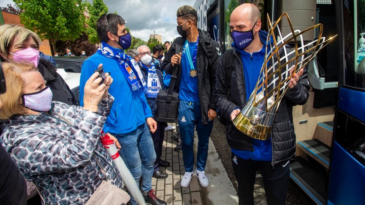JoanPeñarroya muestra el trofeo conquistado en Nizhny Novgorod nada más llegar a Burgos. SANTI OTERO