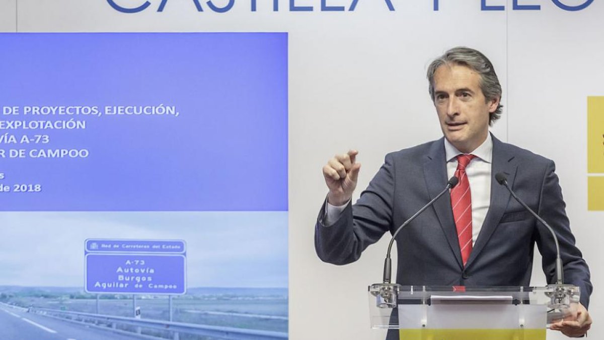 El ministro de Fomento,Íñigo de la Serna, en un momento de su intervención en la Subdelegación del Gobierno en Burgos.-SANTI OTERO