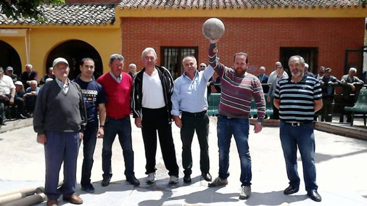 Con el bolo en alto, Rodrigo Santamaría celebra su victoria en el Campeonato del KO del año pasado.-ECB