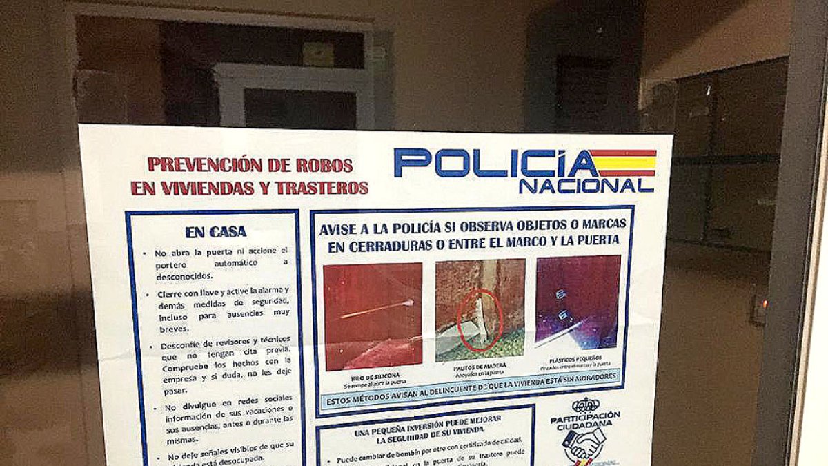 Cartel en un portal con consejos sobre prevención de robos en viviendas. ISRAEL L. MURILLO