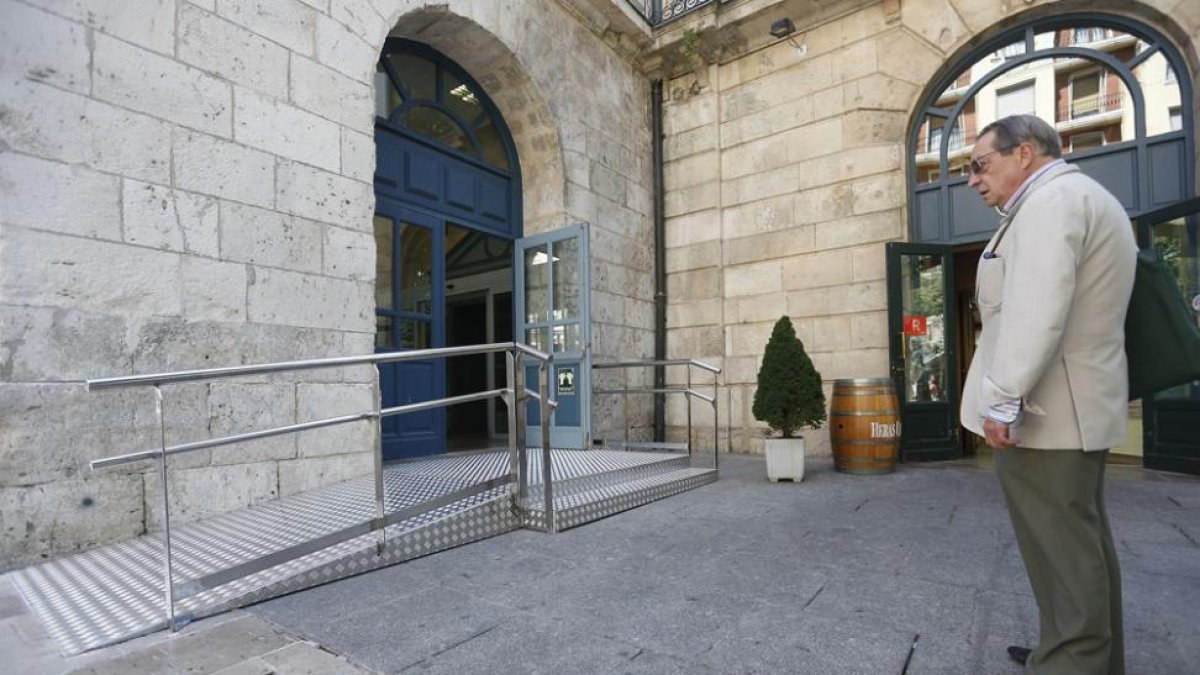 imagen de la rampa de acceso al Teatro Principal.-SANTI OTERO
