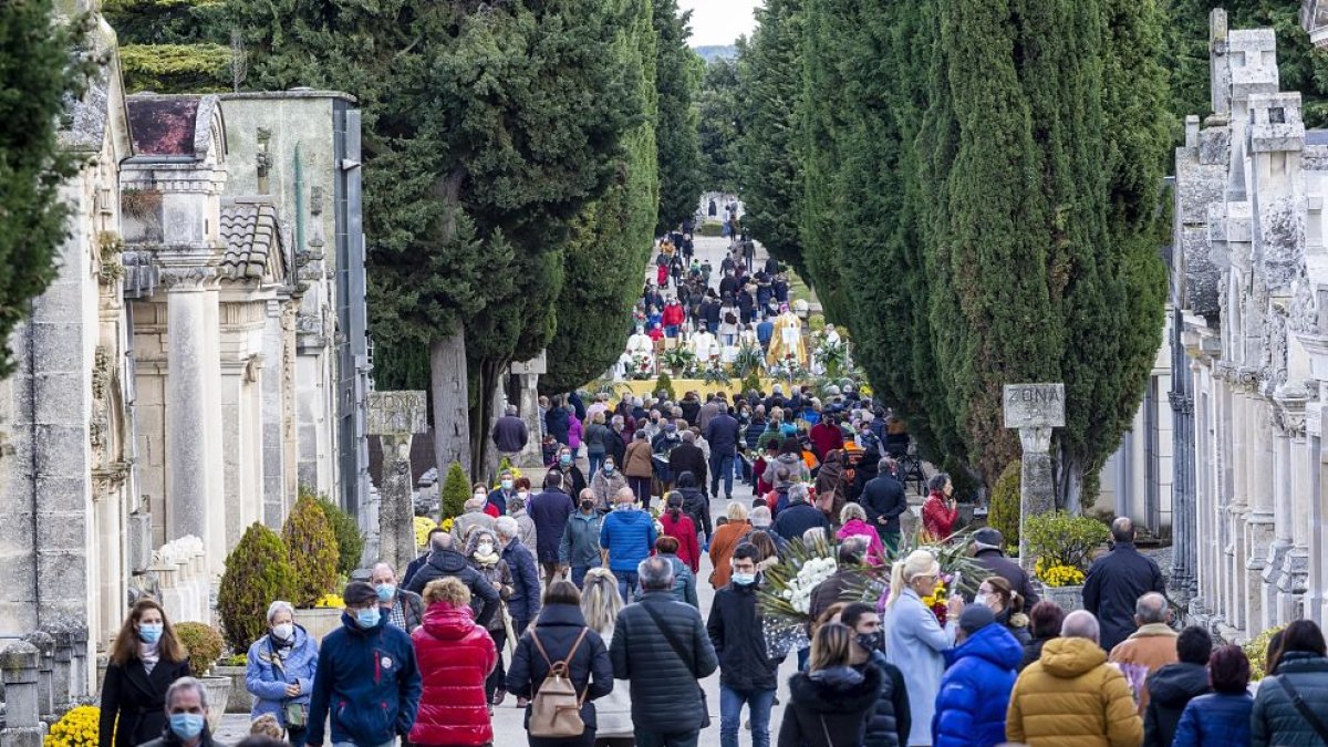 Alta afluencia de personas en el cementerio el día de Todos los Santos. SANTI OTERO