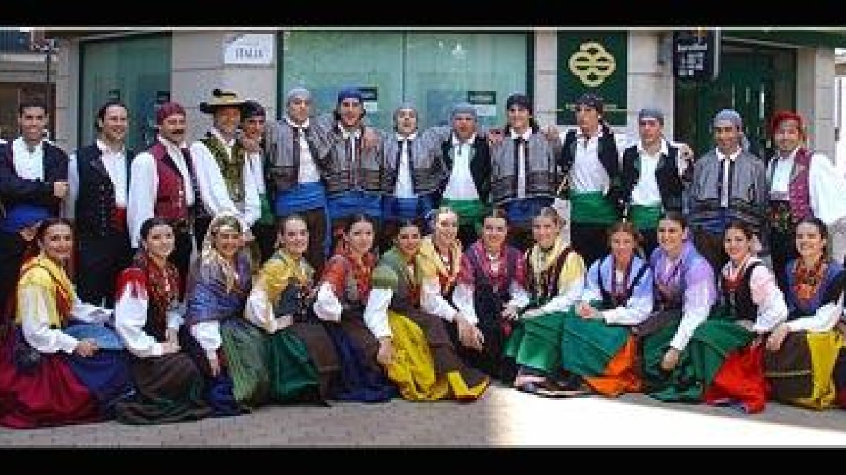 Integrantes del grupo Danzas Justo del Río.-ecb