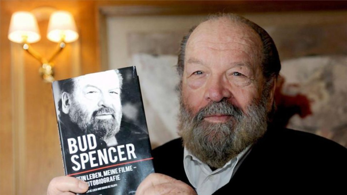 Imagen de archivo de Bud Spencer con motivo de la presentación de la edición en alemán de su autobiografía 'Mi vida, mis películas', en 2011.-EFE