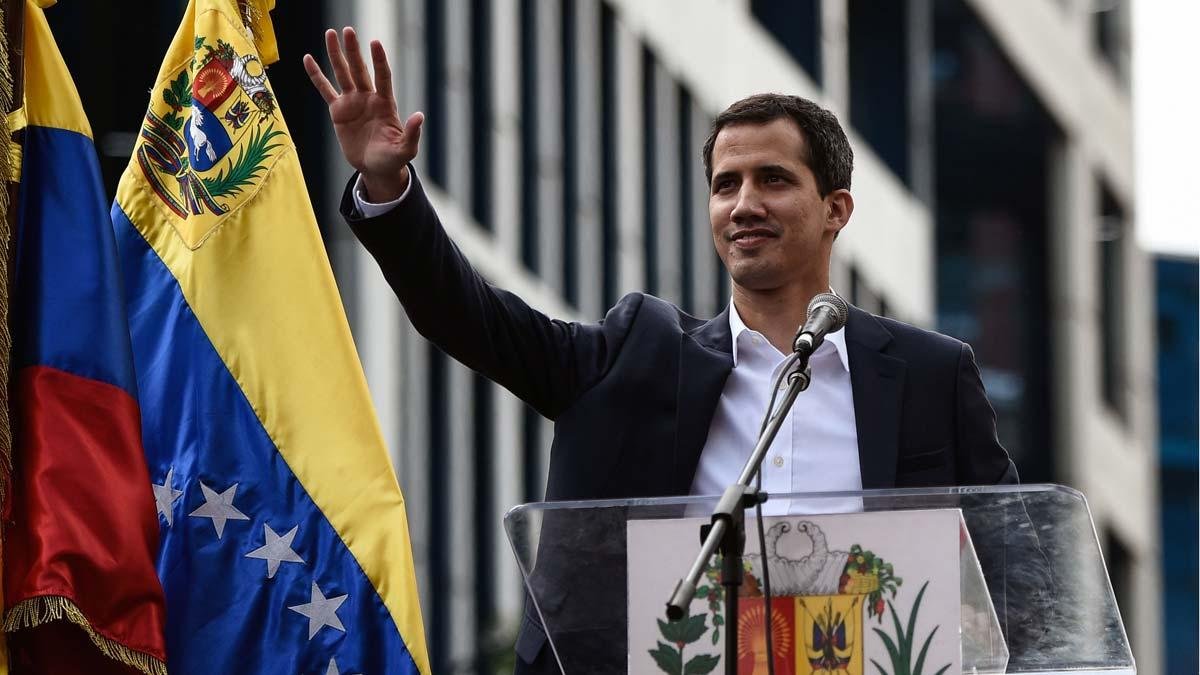 Juan Guaidó ofrece una futura amnistía a Nicolás Maduro.-FEDERICO PARRA (AFP)