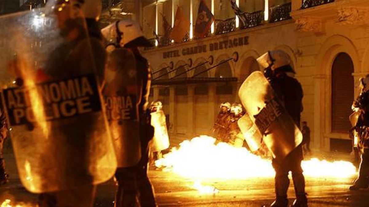 Disturbios en Atenas, frente al Parlamento.-Foto: REUTERS / YANIS BEHRAKIS