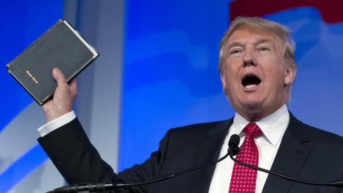 Donald Trump blande una biblia que había pertenecido a su madre en un discurso el pasado septiembre.-AP / JOSE LUIS MAGANA