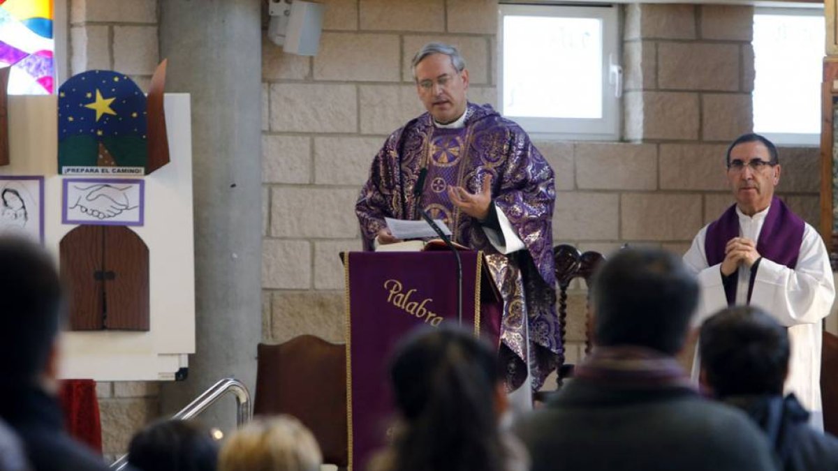 La iglesia se llenó en la misa del domingo.-R.G.O.