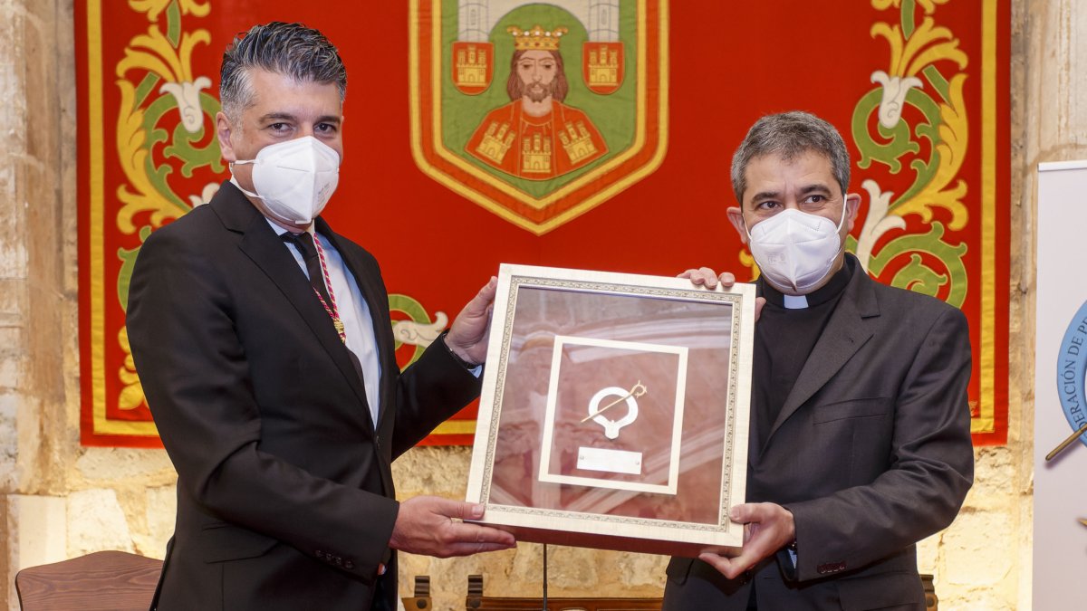 El vicealcalde de Burgos, Vicente Marañón, entregó el Báculo de Oro a Vicente Rebollo, presidente del Cabildo de la Catedral. SANTI OTERO
