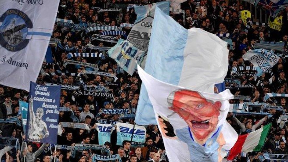 Seguidores del Lazio de Roma.-AFP PHOTO / TIZIANA FABI