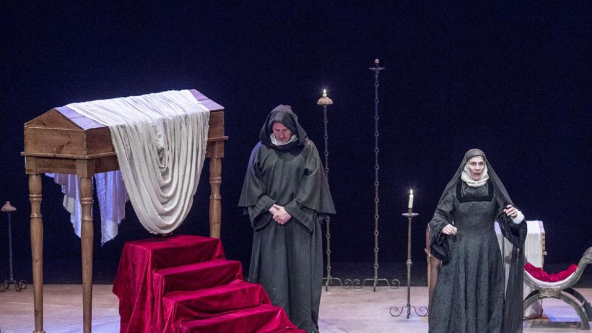 La música, protagonista hace veinte años, dio ayer el relevo al teatro con la representación de ‘Juana, la reina que no quiso reinar’.-Santi Otero