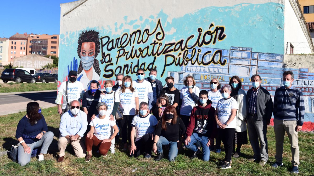 La Plataforma por la Sanidad Pública elabora un mural reivindicativo en Fuentecillas. SANTI OTERO