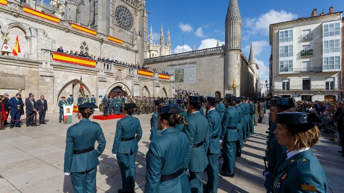 Celebración del Día del Pilar, patrona de la Guardia Civil, en la plaza del Rey San Fernando de Burgos. SANTI OTERO