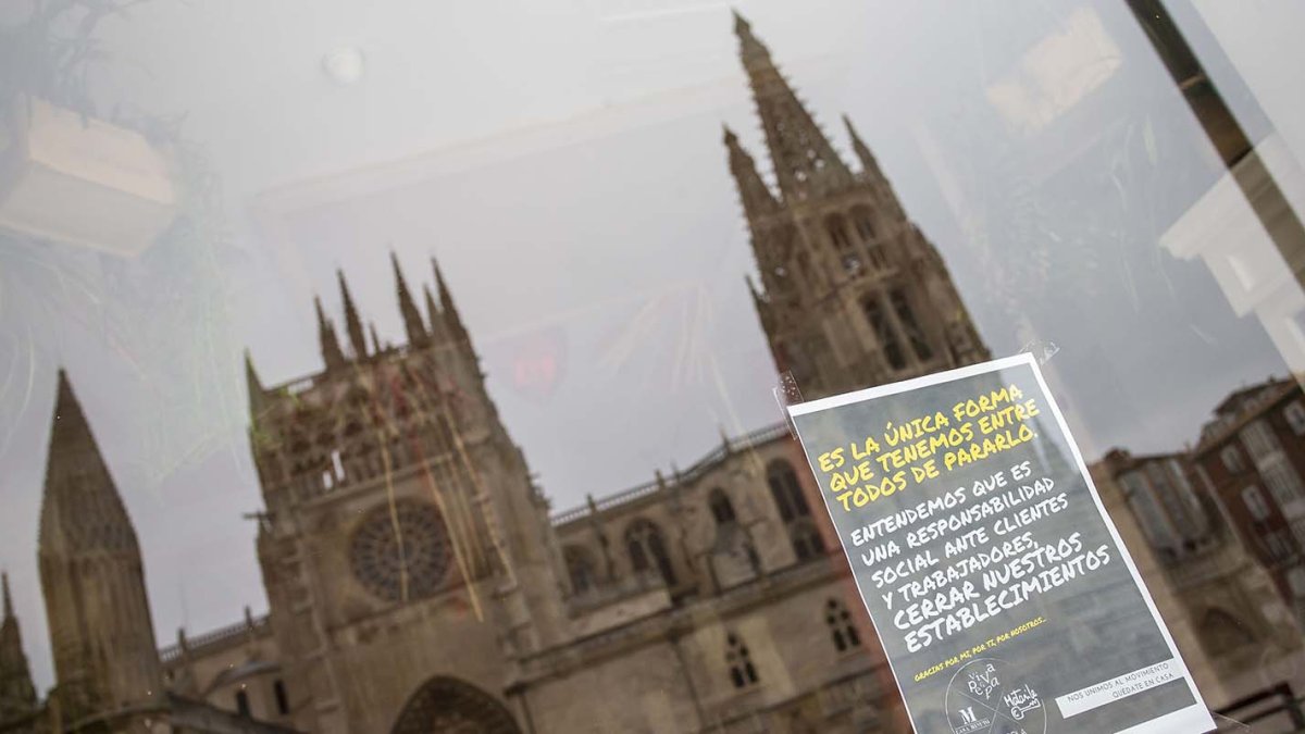 Detalle de un cartel sobre el Coronavirus pegado en un negocio de la capital. SANTI OTERO