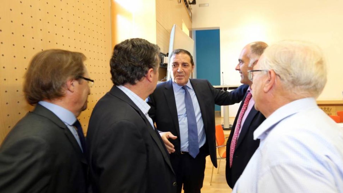 El consejero de Sanidad, Antonio Sáez Aguado, conversa con algunos de los asistentes a la reunión del Consejo Castellano y Leonés de Salud-ical