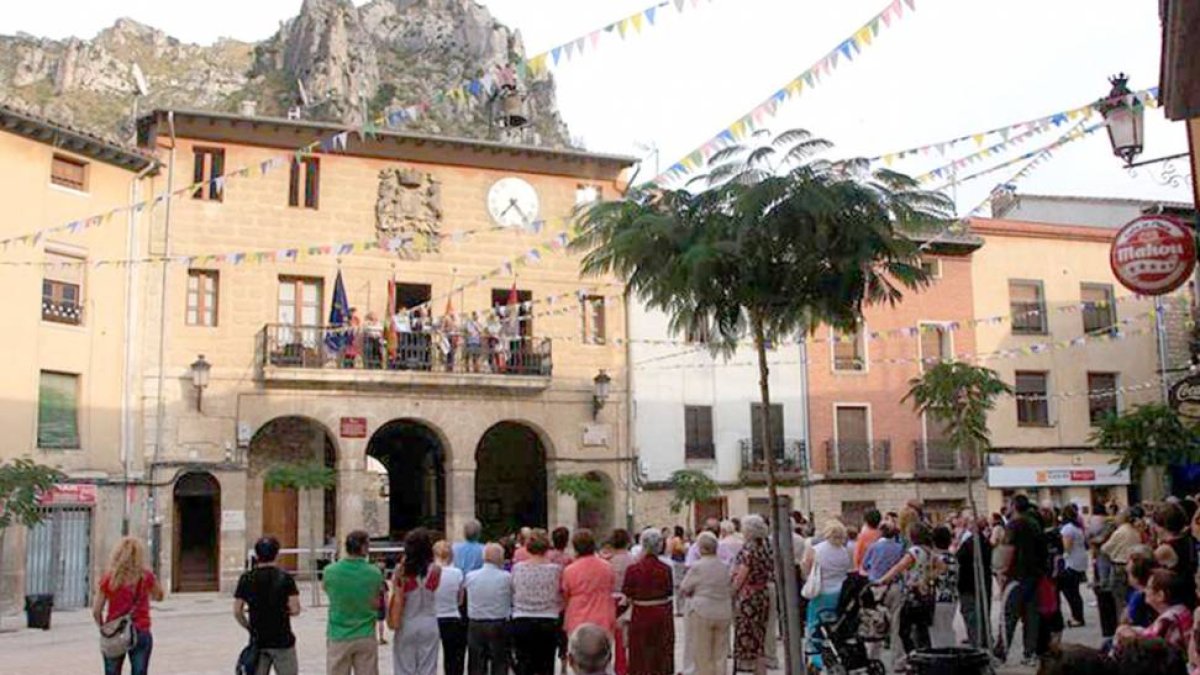 Pregón de fiestas en Pancorbo a cargo del antiguo sacerdote de la parroquia local, Nicolás Dulanto, en 2011.-G.G.