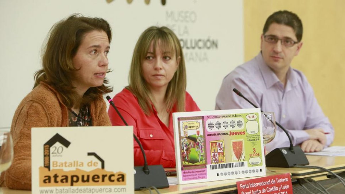 (De izq. a dcha.)La alcaldesa de la villa, la presidenta de la agrupación y el técnico de ésta durante el balance.-R. O.