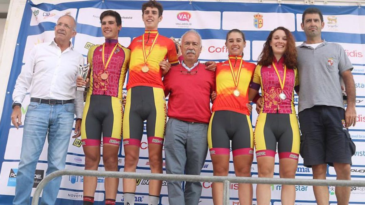 Mario Aparicio, segundo por la izquierda, y Sara Martín, con el maillot rojigualda, en el podio de Valladolid.-