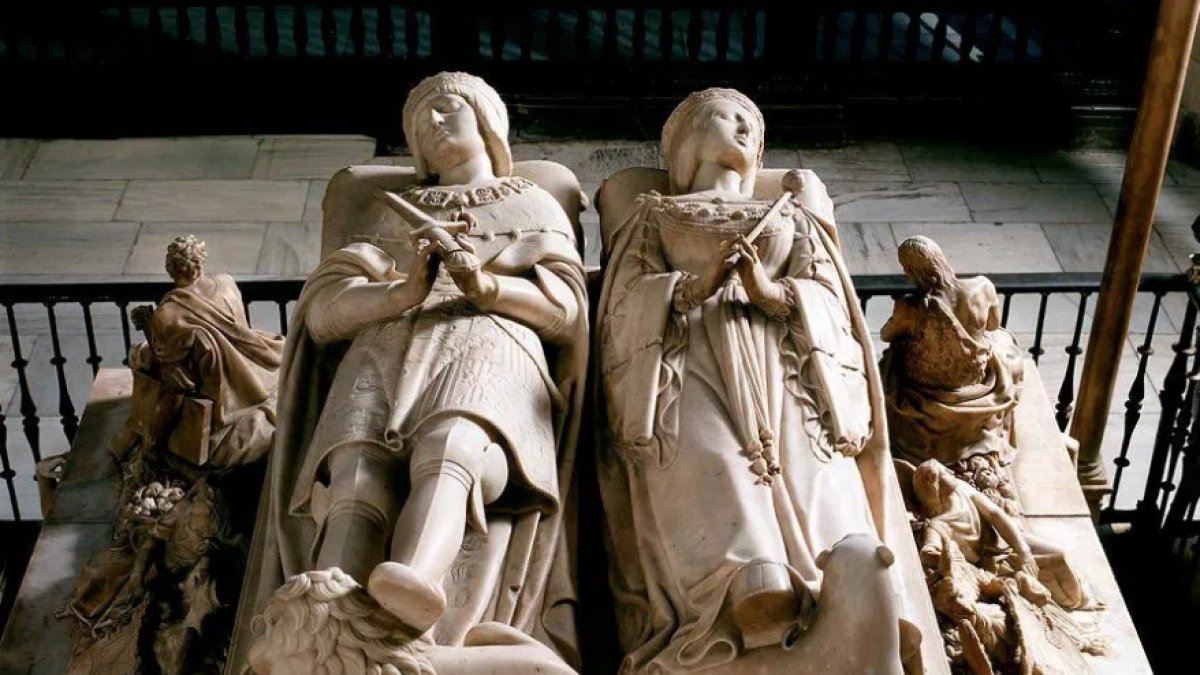 Esculturas del cenotafio de doña Juan y don Felipe en la Capilla Real de Granada.