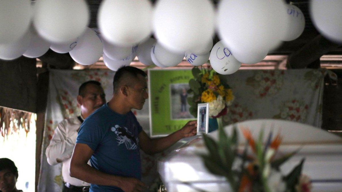 Vecinos asisten al velorio de Jakelin Caal la nina inmigrante que murio el pasado 8 de diciembre bajo custodia de la Patrulla Fronteriza por lo que el Estado de Guatemala ha pedido al gobierno de Estados Unidos una exhaustiva investigacion de este caso-dwin Bercian / EFE