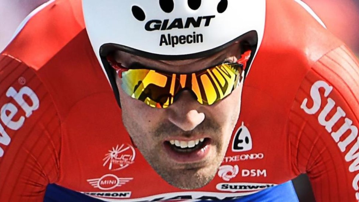 Tom Dumoulin, en la cronoescalada del jueves, en la que fue segundo.-AFP / LIONEL BONAVENTURE